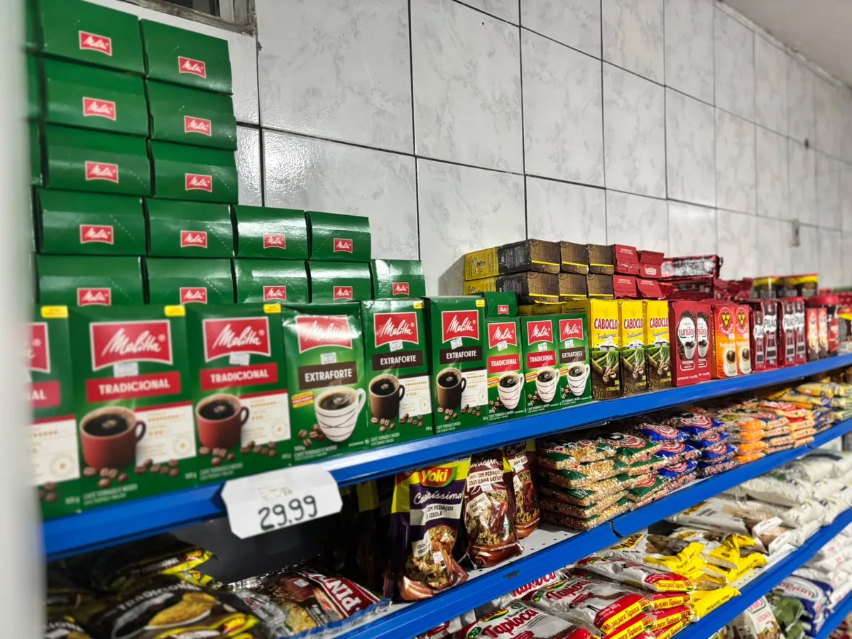 Gôndola com café, massas e outros itens de mercearia