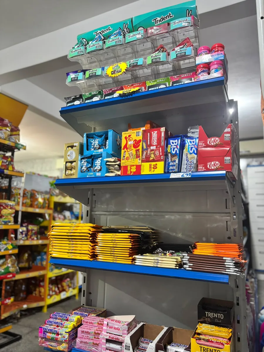 Expositor de chocolates, chicletes e doces no Mercado Natália