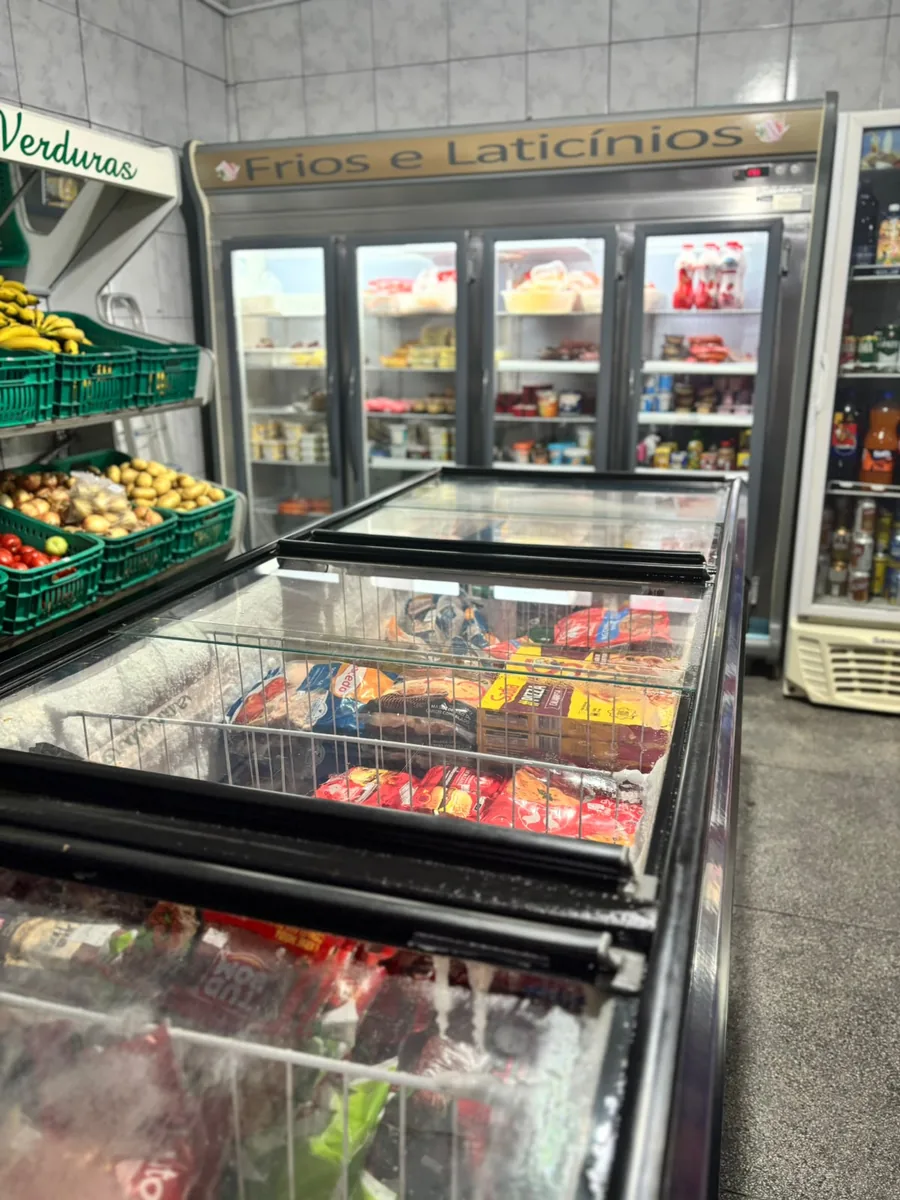 Freezers e geladeiras de frios e laticínios, com frutas e verduras ao lado