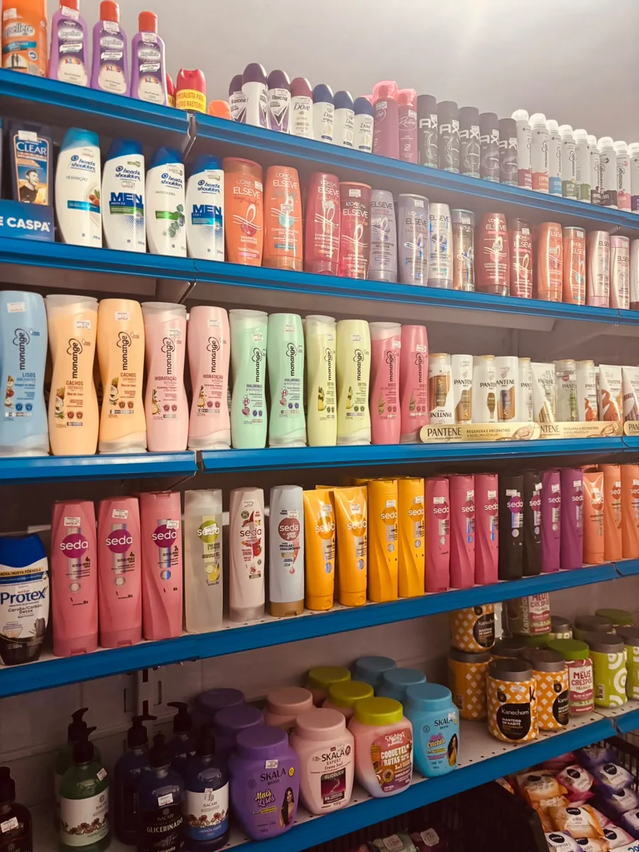 Prateleiras com shampoos, desodorantes e itens de higiene pessoal