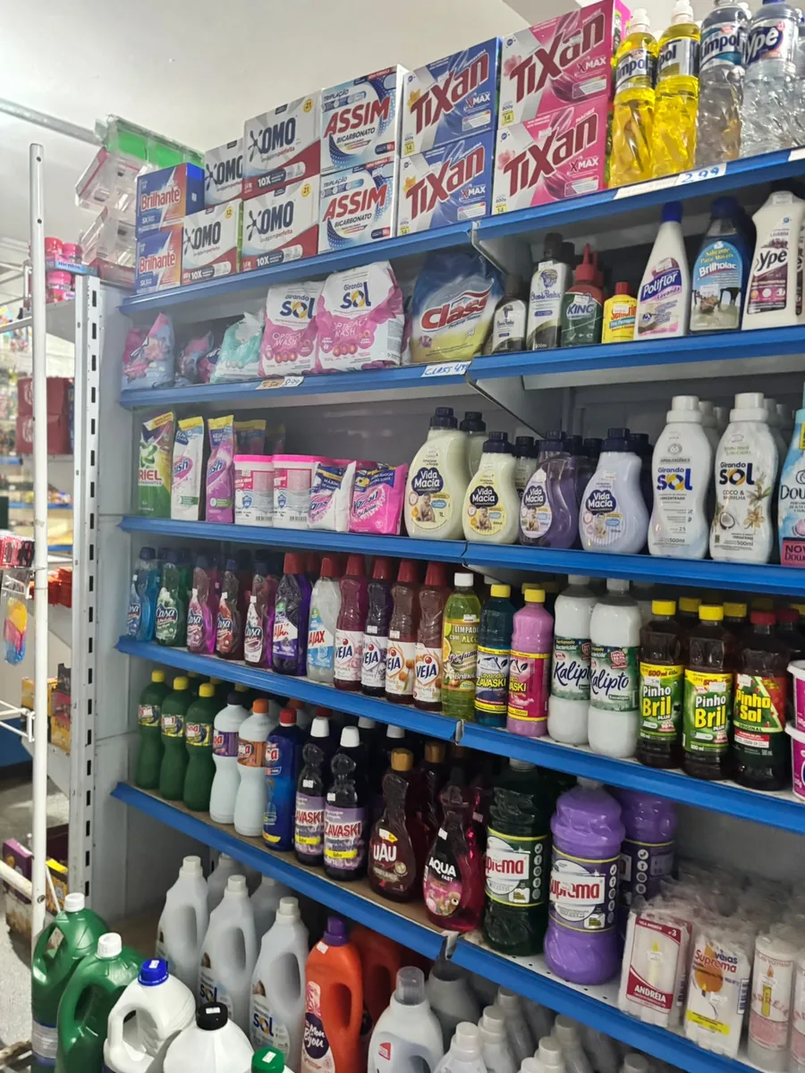 Gôndola de produtos para limpeza da casa e lavagem de roupas