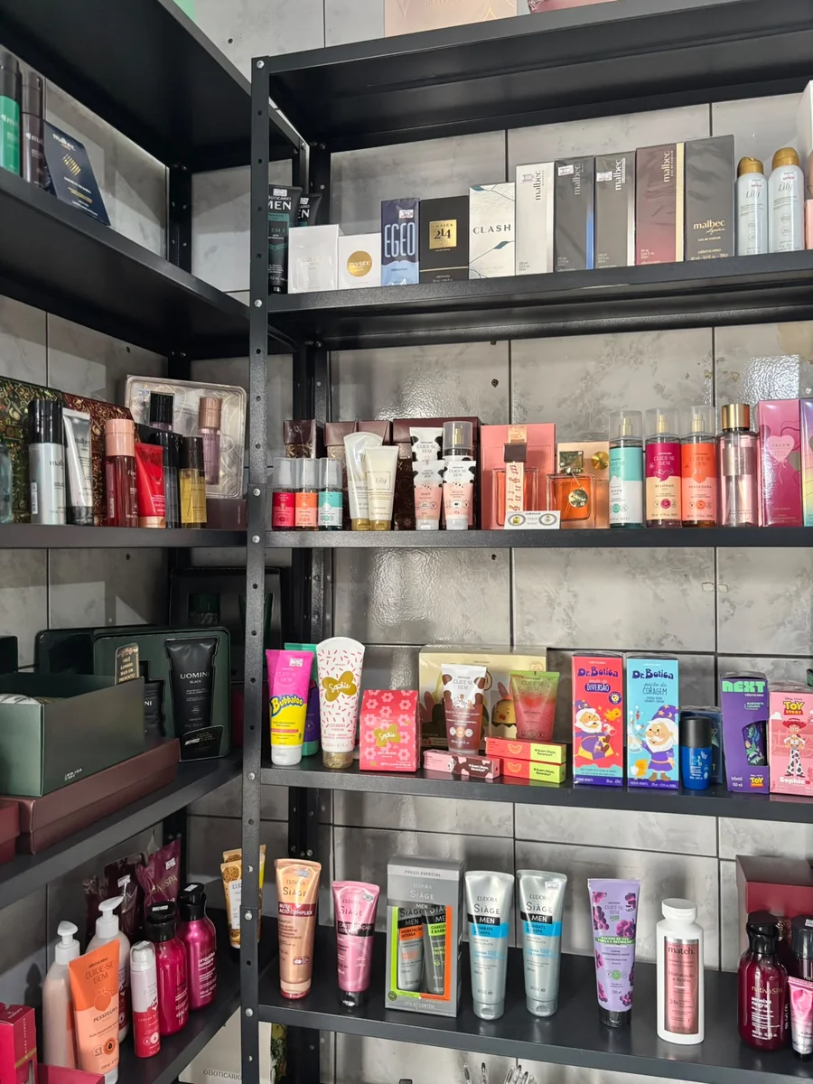 Prateleiras de perfumaria com perfumes, hidratantes e cosméticos no Mercado Natália